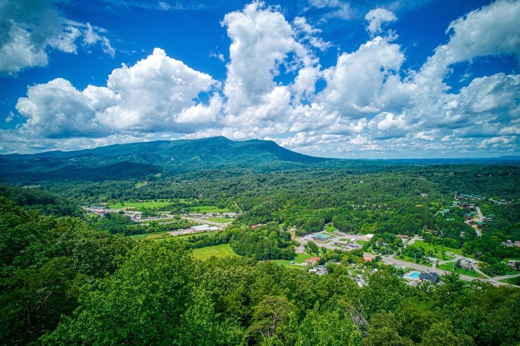 Suite Sensations, Hot Tub, Pool Table, 1089 Free Tickets Each Paid Day, Dollywood And More Pigeon Forge Eksteriør billede