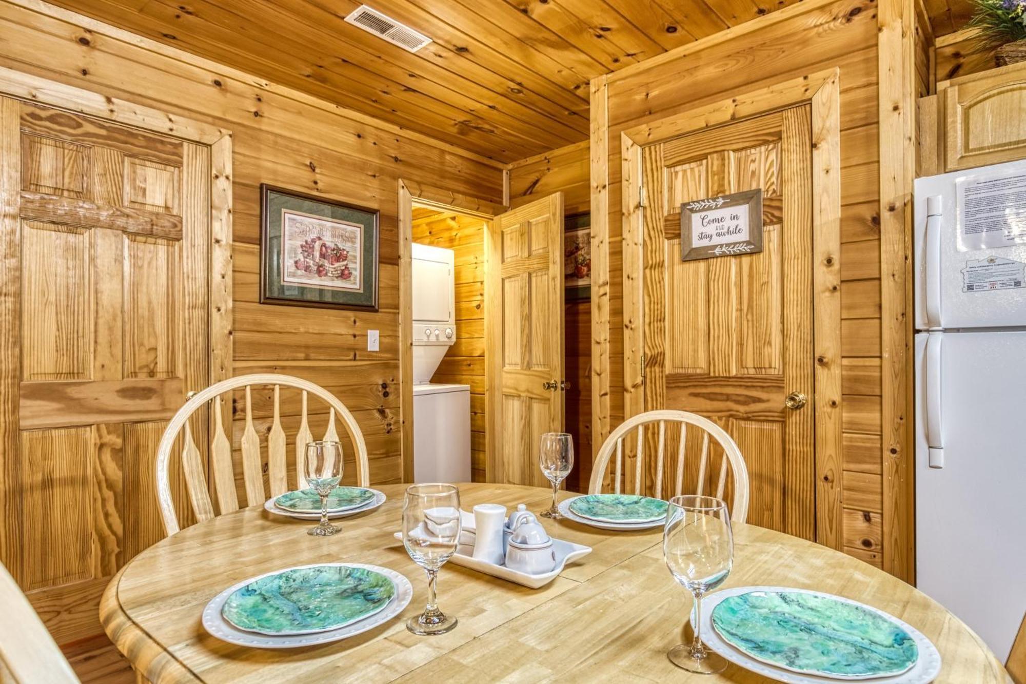 Suite Sensations, Hot Tub, Pool Table, 1089 Free Tickets Each Paid Day, Dollywood And More Pigeon Forge Eksteriør billede